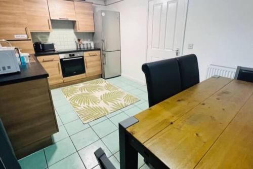 Kitchen, 3bedroom- near to station-Private Garden-Wifi near Ingram Thai Restaurant & Bar