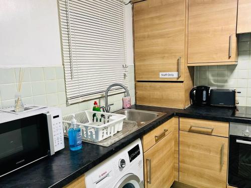 Kitchen, 3bedroom- near to station-Private Garden-Wifi near Ingram Thai Restaurant & Bar