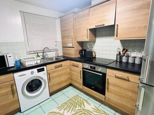 Kitchen, 3bedroom- near to station-Private Garden-Wifi near Ingram Thai Restaurant & Bar