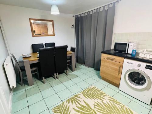 Facilities, 3bedroom- near to station-Private Garden-Wifi near Ingram Thai Restaurant & Bar