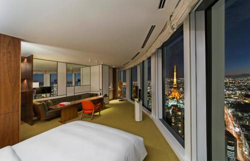 Deluxe King Room with One King Bed and Tower View image 6