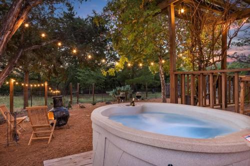 Falling Star, Hot tub and Pet Friendly!