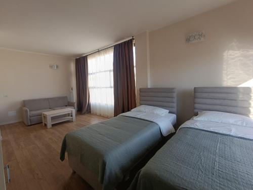 2 twin beds