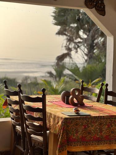 Restoran, Mama Folonko Lodge with private Beach Paradise in Gunjur