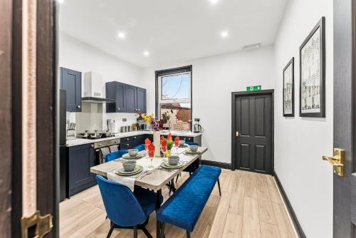 Designer 4 Bed House in Leeds - Sleeps 13, Leeds (photo 11)