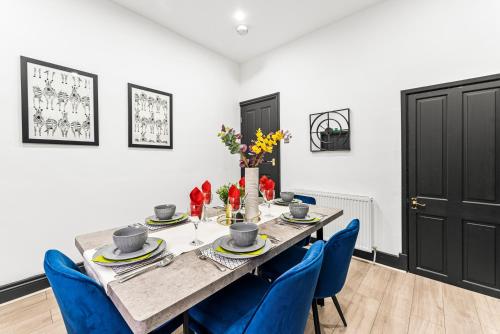 Designer 4 Bed House in Leeds - Sleeps 13, Leeds (photo 9)