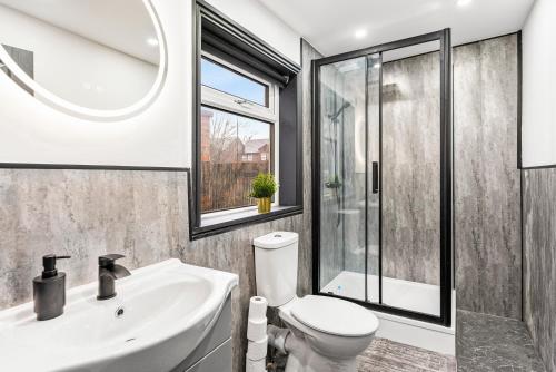 Designer 4 Bed House in Leeds - Sleeps 13, Leeds (photo 8)