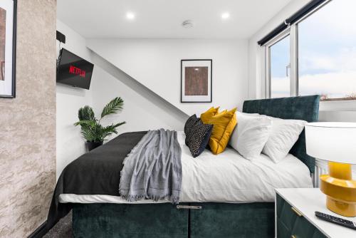 Designer 4 Bed House in Leeds - Sleeps 13, Leeds (photo 10)