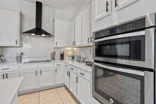 Six-Bedroom House image 10