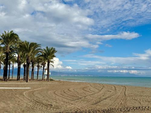 Carihuela en primera linea de playa con vistas y garaje! C