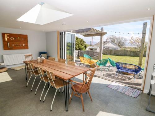 Фасада на хотела, Forest Lodge in Bro Aberffraw