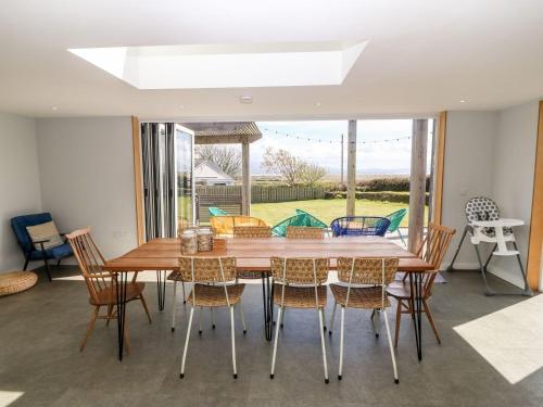 Фасада на хотела, Forest Lodge in Bro Aberffraw