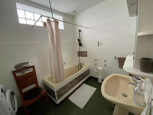 Vannas istaba, Maison confortable avec piscine près de La Ville-Dieu (Maison confortable avec piscine pres de La Ville-Dieu) in Albefeuille-Lagarde