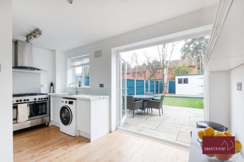 Létesítmények, 3 Bedroom House in Bracknell with garden in Crown Wood