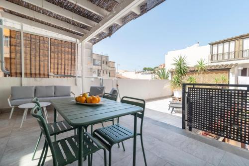 Spacious, central right on the beach, large terrace