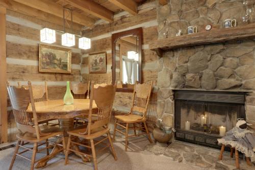 Outdoorsmens Paradise on River with Fire Pit! in Townsend, USA