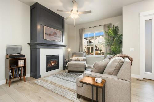 NOCO Retreat with King Beds, Fireplace, Scenic Trails in Loveland, USA