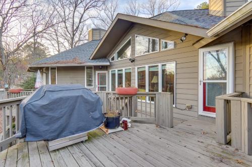 Spacious Lakefront Apt with Deck in Fayetteville!