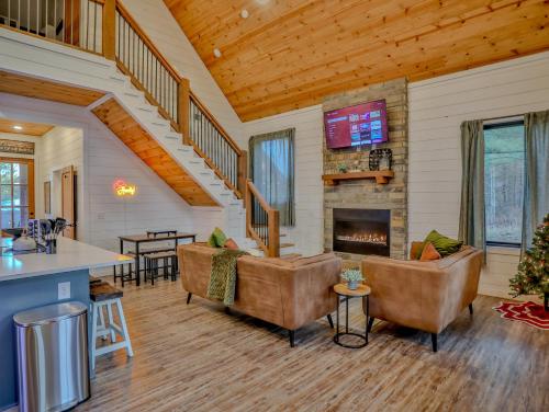 Lux Hochatown Cabin! 5 minutes to town-Hot Tub-Fire Pit-Game Room-Mtn Views