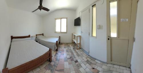 1 queen bed, 1 twin bed
