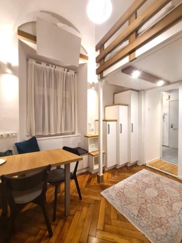 Courtyard Studio City Center