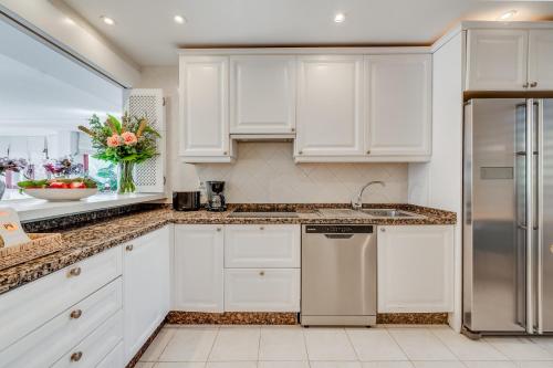 VACATION MARBELLA I La Alzambra Peaceful Hideaway with Sea views Close to Puerto Banus Large Communal Pool Luxury Renovated Interiors Sun-Drenched Terrace - image 3