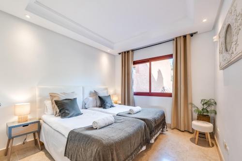 VACATION MARBELLA I La Alzambra Peaceful Hideaway with Sea views Close to Puerto Banus Large Communal Pool Luxury Renovated Interiors Sun-Drenched Terrace - image 4