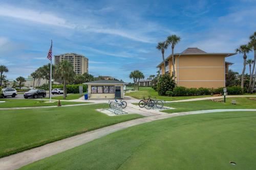 Dreamy Condo 2 minute walk to Beach w King Size Bd in 皮爾斯堡海灘