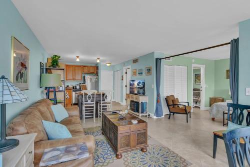 Dreamy Condo 2 minute walk to Beach w King Size Bd in 皮爾斯堡海灘