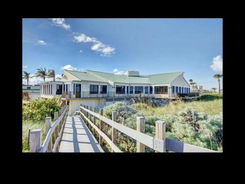 Dreamy Condo 2 minute walk to Beach w King Size Bd in 皮爾斯堡海灘