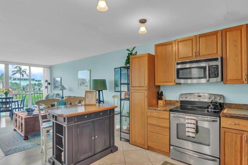 Dreamy Condo 2 minute walk to Beach w King Size Bd in 皮爾斯堡海灘