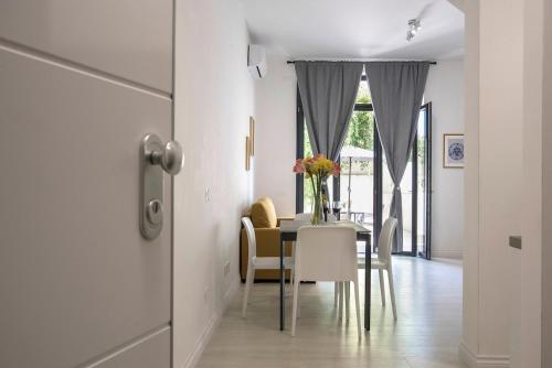 Urban Oasis near Termini, free Parking&Patio, int3, Рим (фото 4)