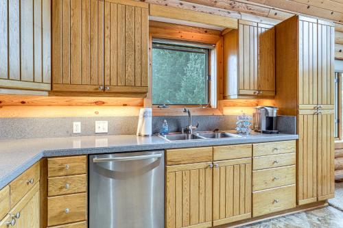 Mtn and Vineyard Views Oregon Wine Country Escape in Newberg