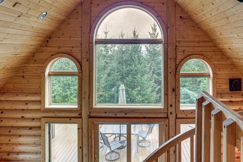 Mtn and Vineyard Views Oregon Wine Country Escape in Newberg