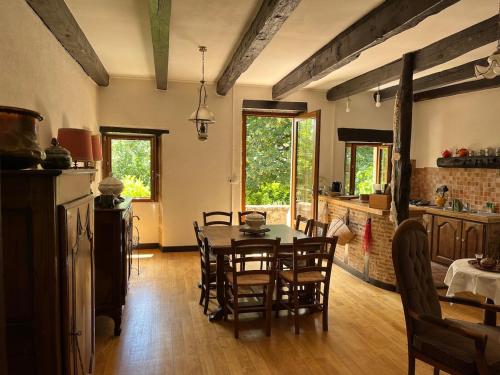 Deconnected village house gîte à louer Besses