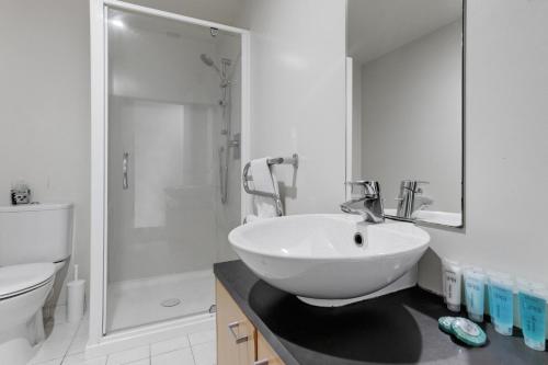 City Verve 2BR Apt with City Views and Wi-Fi - image 4