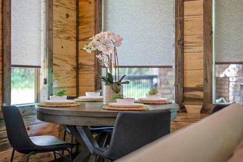 Rustic-Chic Cabin with Hot Tub Firepit & Games, Stephens Gap (fotografie 2)