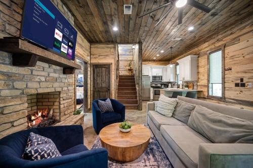 Rustic-Chic Cabin with Hot Tub Firepit & Games