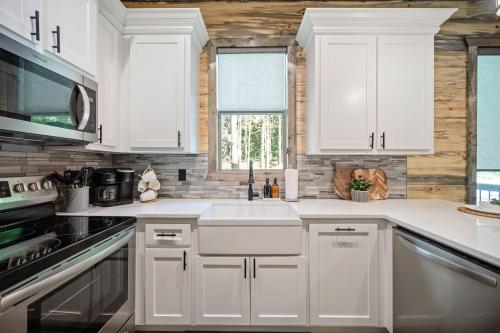 Rustic-Chic Cabin with Hot Tub Firepit & Games