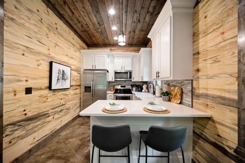 Rustic-Chic Cabin with Hot Tub Firepit & Games