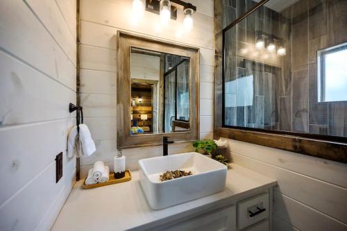 Rustic-Chic Cabin with Hot Tub Firepit & Games