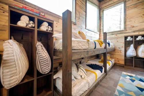 Rustic-Chic Cabin with Hot Tub Firepit & Games