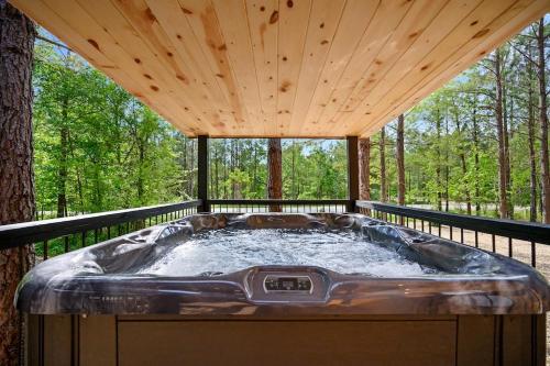 Rustic-Chic Cabin with Hot Tub Firepit & Games