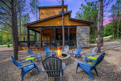 Rustic-Chic Cabin with Hot Tub Firepit & Games, Stephens Gap