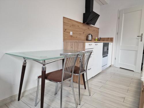 Cozinha, Studio I Pokoje I Pokoje z łazienkami (Studio I Pokoje I Pokoje z lazienkami) in Olszynka Wielka