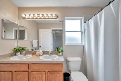 Beautiful home with a huge pool! Beautiful home with a huge pool!