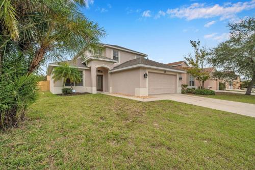 Beautiful home with a huge pool! Beautiful home with a huge pool!