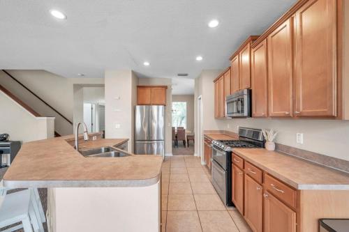 Beautiful home with a huge pool! Beautiful home with a huge pool!