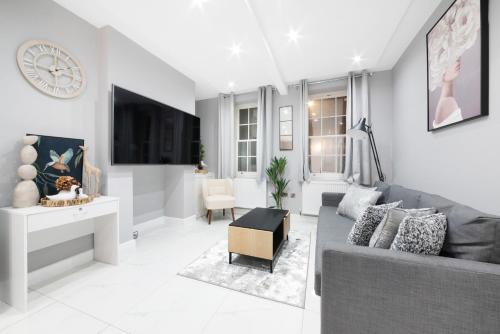 High Ceiling Modern Apartment Heart of Central London, London