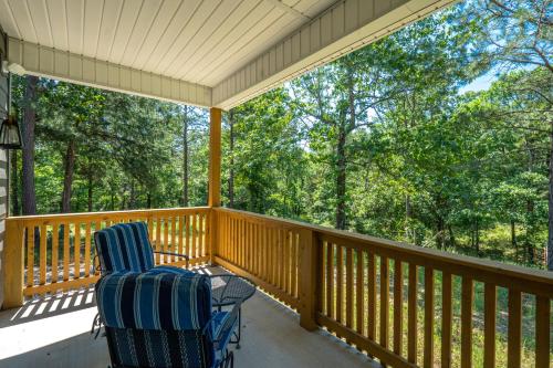 Modern Cabin Oaklawn in 10 min Private Patio in Hot Springs, USA